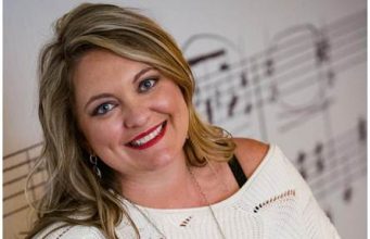 Why Your LinkedIn Profile Needs a Professional Photo (and How Companies Make It Easy)